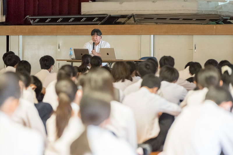 高校探究学習の一環として「未来授業」始動、アスタミューゼ川口伸明が大阪の高校で3年生360名に対面で導入講演に登壇